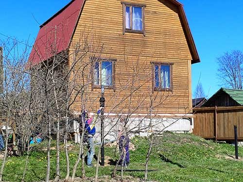 Дом с ломаной крышей и пристройка к нему веранды