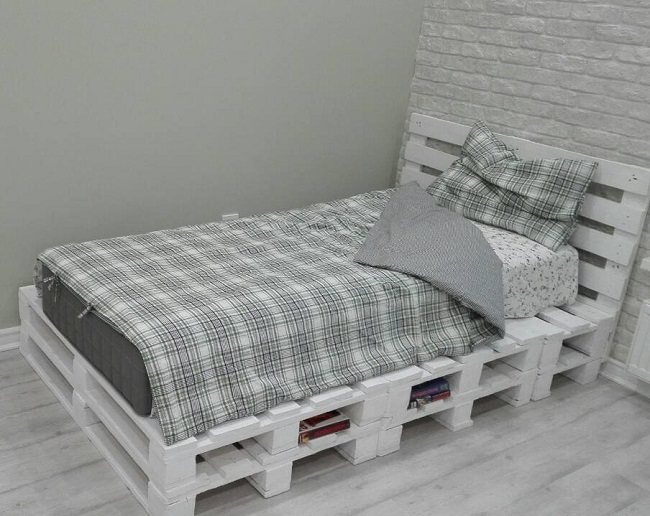 односпальная кровать из паллет