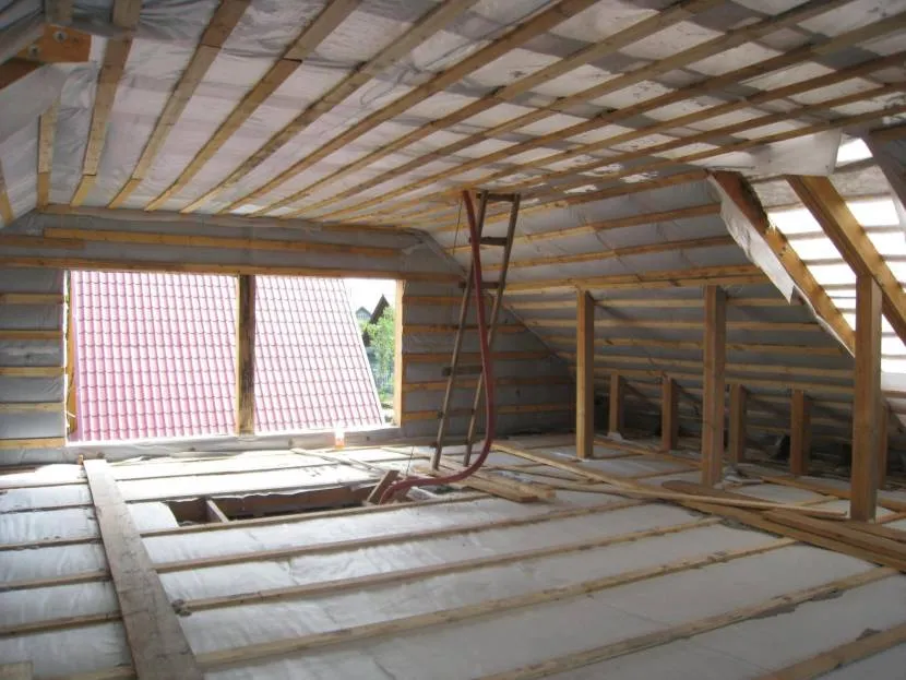 Процесс теплоизоляции мансардной крыши