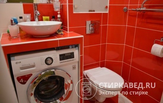 Стиральную машину и раковину над ней можно вписать в дизайн любого помещения