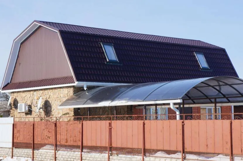 Внешний вид готовой ломаной крыши, покрытой металлочерепицей