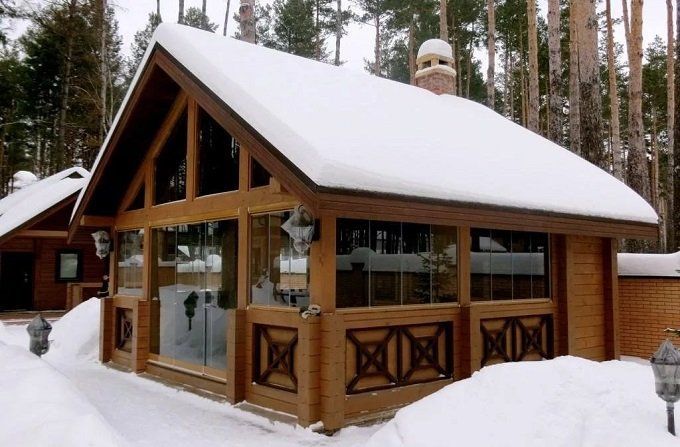 Зимняя беседка с барбекю, мангальной зоной на садовом участке