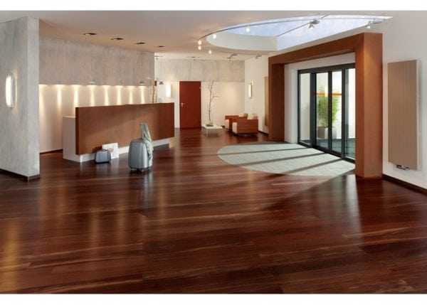 Свежеокрашенный пол Новый пол после вскрытия лаком