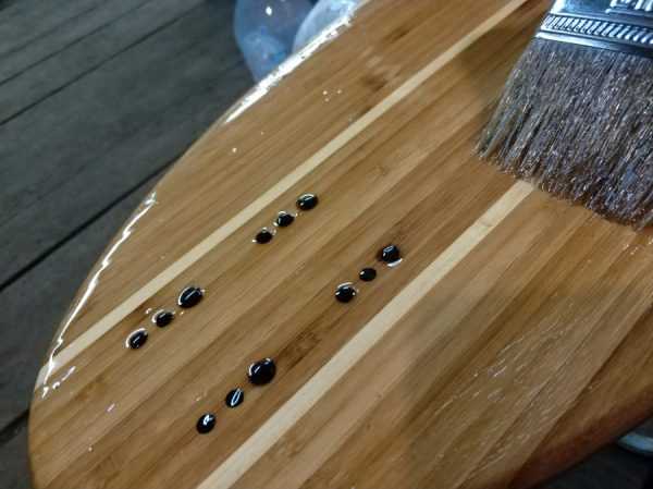 Нанесение жидкой наждачки при помощи кисточки Нанесение жидкой наждачки на дерево