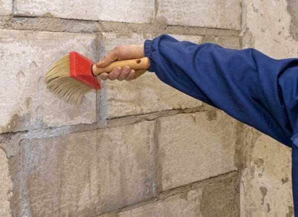 Обработка кирпича Обработка кирпичной стены грунтом