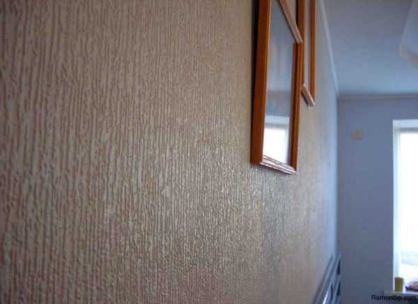 Штукатурка короед хорошо гармонирует в интерьере Штукатурка короед