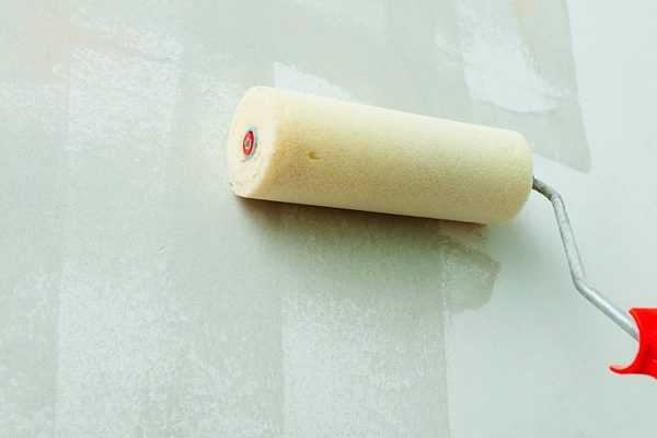 Грунтовка стены с помощью валика перед монтажом панелей Грунтовка стены