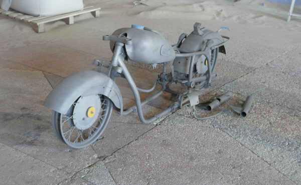 Очистка металлических деталей мотоцикла при помощи пескоструя Обработка мотоцикла