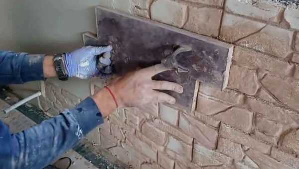 Нанесение штукатурки методом оттиска при помощи штампа Использование штампа