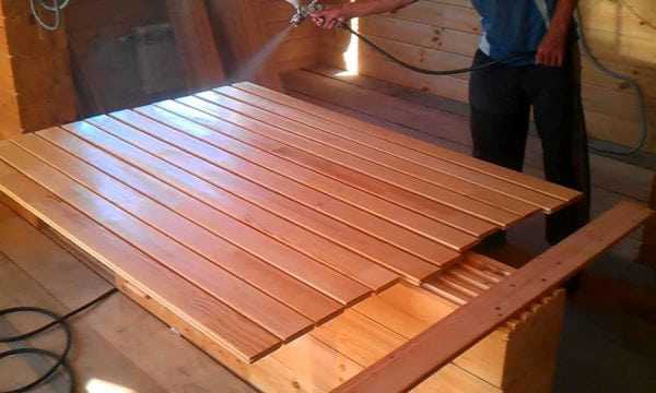 Обработка водным лаком Пульверизаторное покрытие вагонки аквалаком