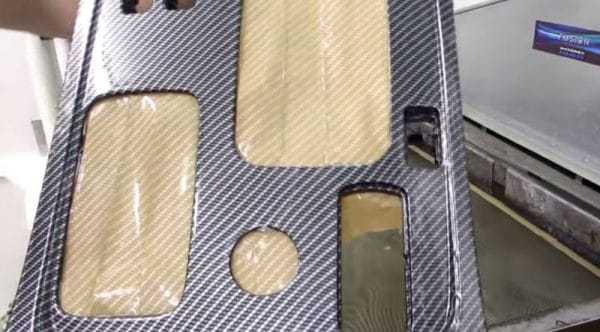 Деталь автомобиля с нанесенным рисунком