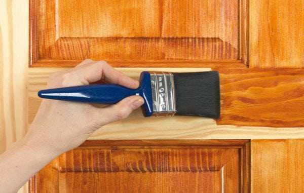 Нанесение морилки на двери Использование бейца на основе спирта