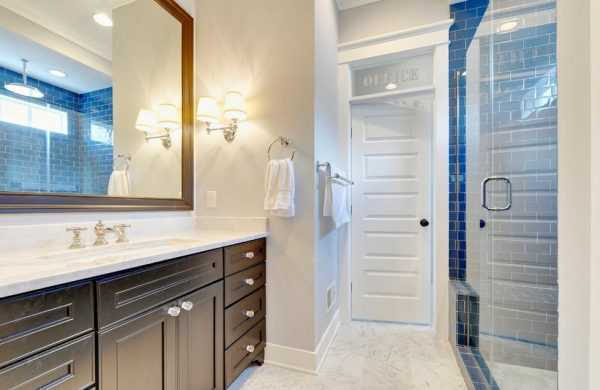 Ванная комната в светлых тонах Белая дверь в ванной