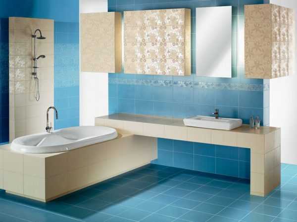 Хорошо сочетается с бежевыми тонами Бежевая и голубая плитка для ванной