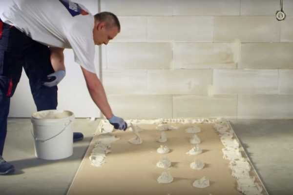 Наклеивание гипсокартона Использование клея обеспечивает быстрый и легкий монтаж ГКЛ