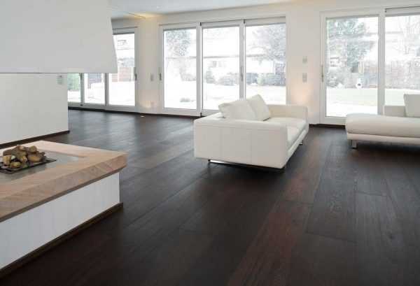 Темный пол в гостиной Часто применяется для напольного покрытия