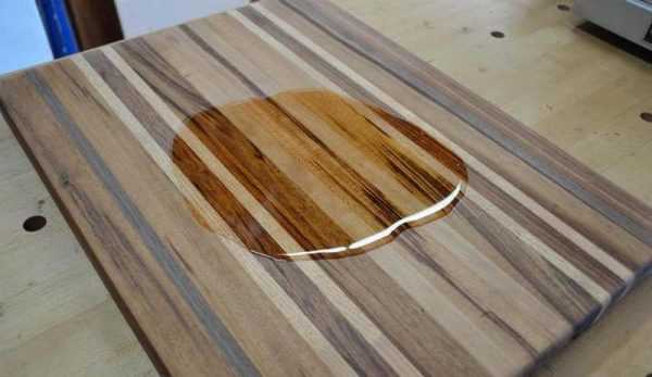 Минеральное масло на разделочной доске Масло на доске