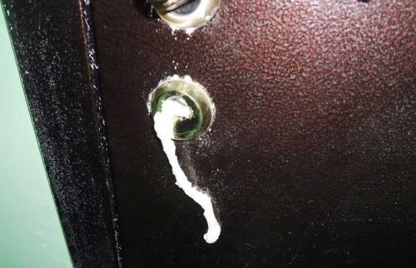 Монтажная пена на ручках двери Монтажная пеня на дверях