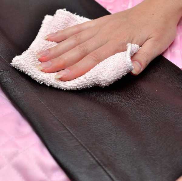 Чистка кожаных вещей Удалить ржавчину с изделий из натуральной кожи можно с помощью бензина