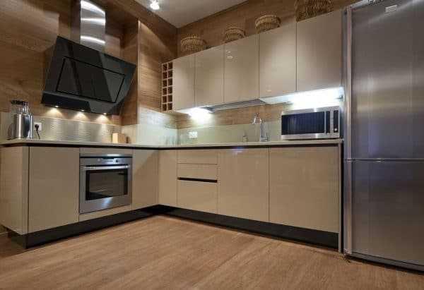 Бытовая техника из нержавеющей стали в интерьере кухни