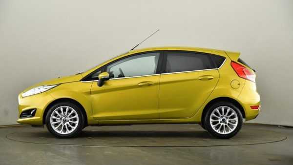 FORD FIESTA желтого цвета