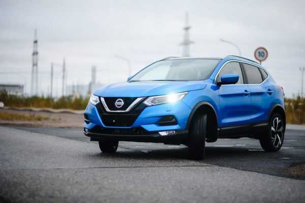 Nissan Qashqai темно-синего цвета