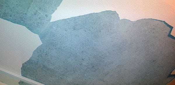 Следствие не обработанной поверхности грунтовкой Потолок не обработан грунтовкой