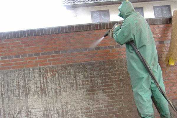 Обработка кирпичной стены пескоструем Для обработки кирпича достаточно давления 5 бар