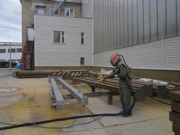 Удаление ржавчины с поверхности металла при помощи пескоструйного аппарата Очистка металла