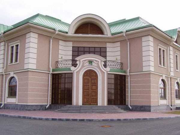 Фасад дома окрашенный ХВ-161 ХВ-161 следует наносить на ровную поверхность