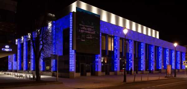 Фасад здания облицованный блоками Люмикон