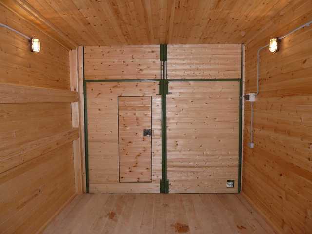 Для облицовки створок используют деревянную вагонку финишная отделка