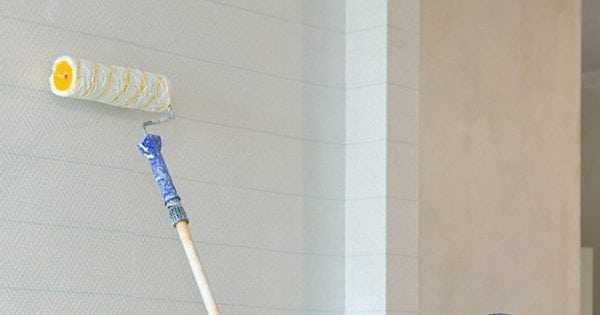 Покрываем обои финишным покрытием На обои наносим финишное покрытие