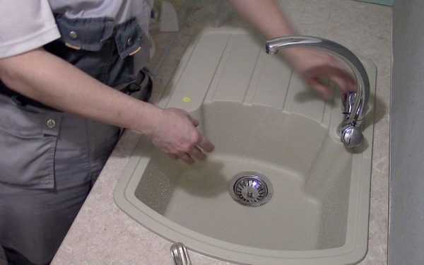 Вставная раковина каменная Подготовка к герметизации