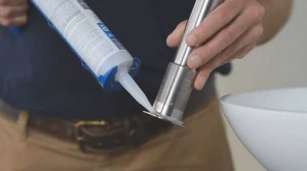 Герметизация смесителя и подключение к коммуникациям Установка смесителя