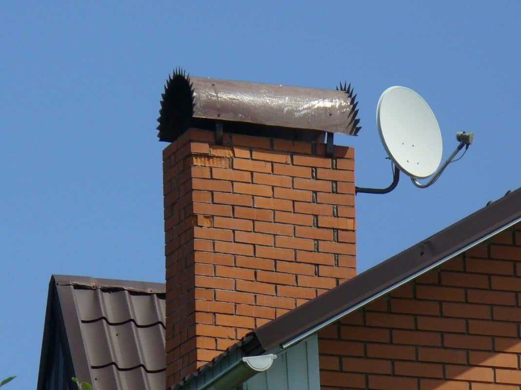 Гильзование дымохода требуется если канал проложен через холодный чердак Гильзование дымохода