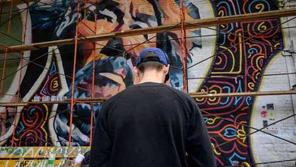 Нанесение рисунка на стену Граффити на стене