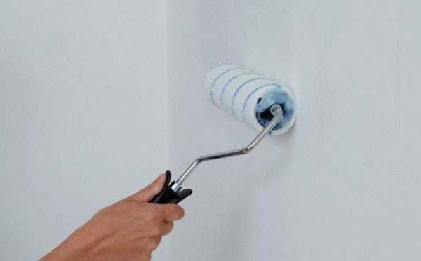 Грунтование стены