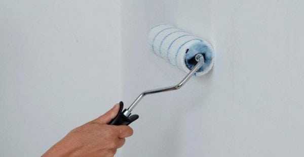 Нанесение грунтовки на стену валиком Грунтование валиком