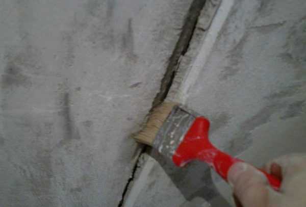 Заделка трещин на потолке Грунтовка потолка перед шпаклеванием