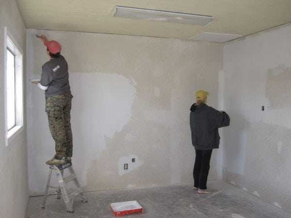 Грунтовка стен Грунтование поверхности перед поклейкой обоев