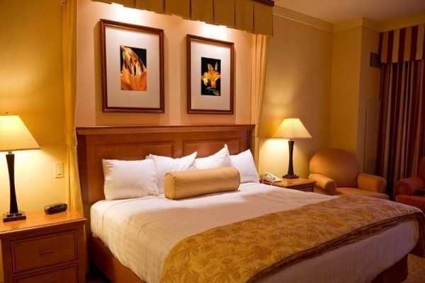 Интерьер спальни в желтых тонах