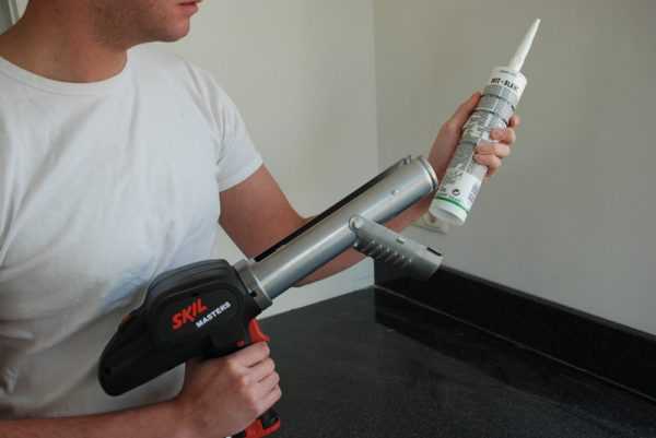 Установка тубы с герметиком в пистолет Использование аккумуляторного устройства