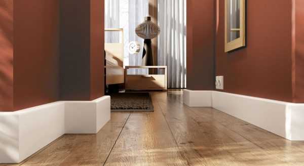 Использование массивного плинтуса Белый цвет хорошо подходит для любого стиля