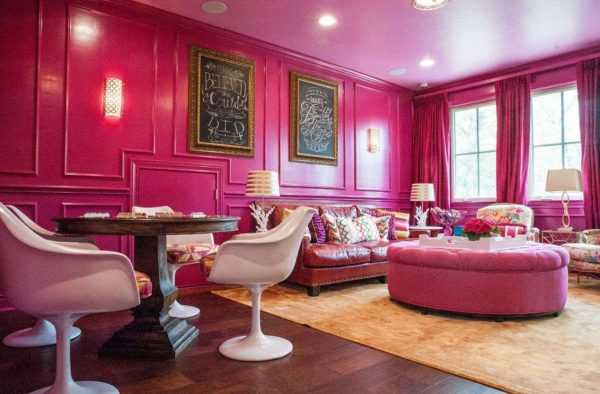 Оригинальный дизайн гостиной Избыток розового может утомлять