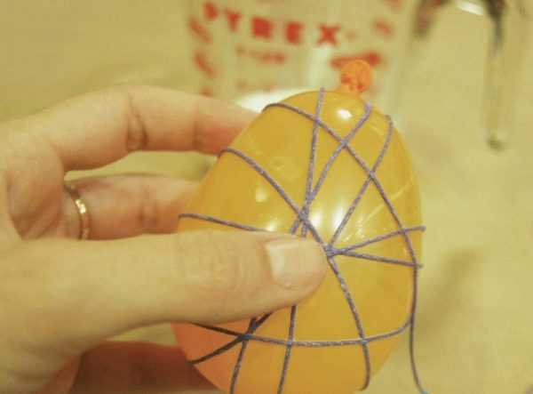 Обматывание шарика нитками Изготовление с помощью воздушного шарика