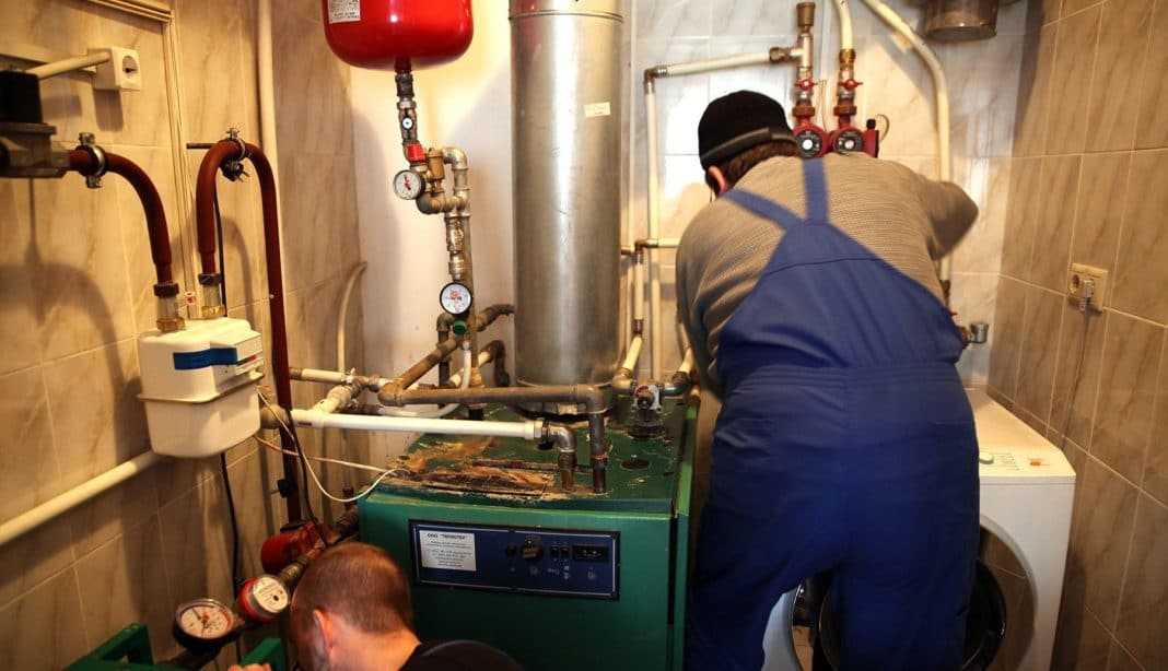 ЧТобы рассчитать обьем отопительного контура суммируют объемы котла, расширительной емкости, трубопроводов, радиаторов. Как долить воду в систему отопления