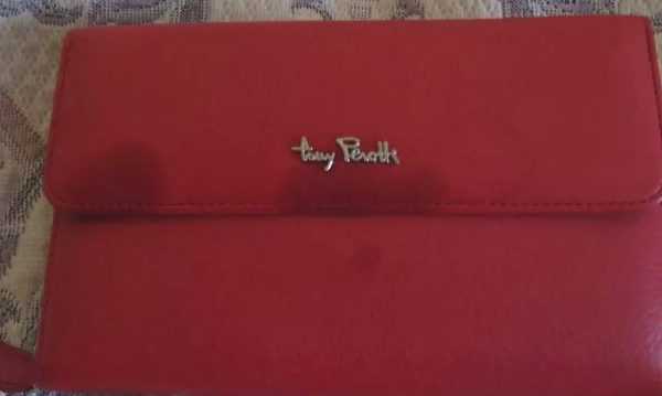 Жирные следы на красном кошельке