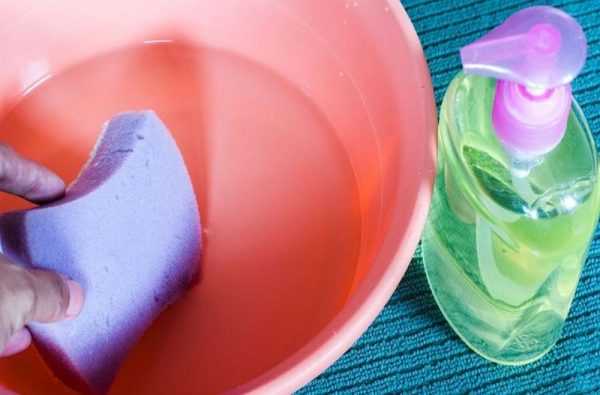 Растворение жидкого мыла в воде для чистки кошелька