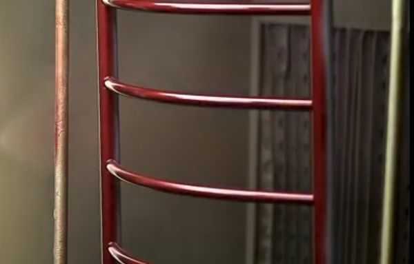 Окрашенный в красный цвет полотенцесушитель Окрашенный полотенцесушитель